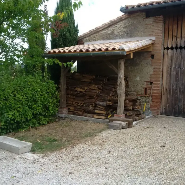 Abri de jardin en bois et tuile