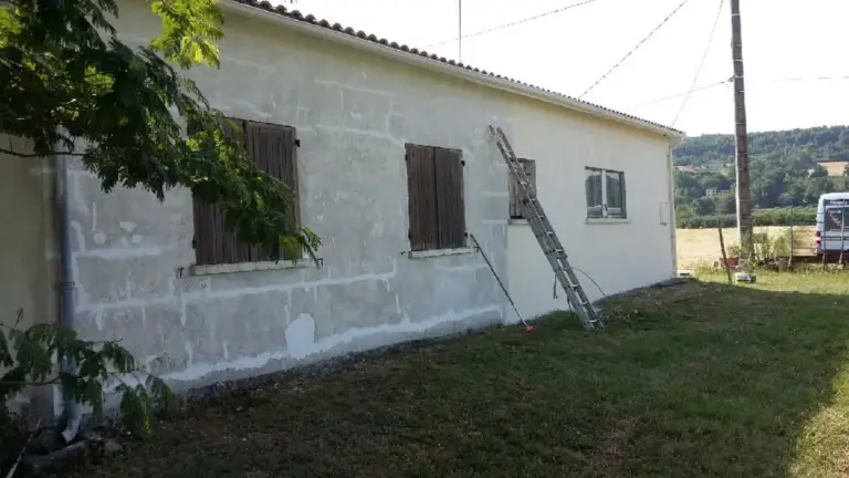 Façade de maison avec gouttière et descente d'eau pluviale posées dans le Tarn