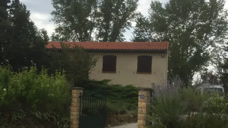 Maison du Tarn avec toiture en tuiles nettoyée et traitée hydrofuge